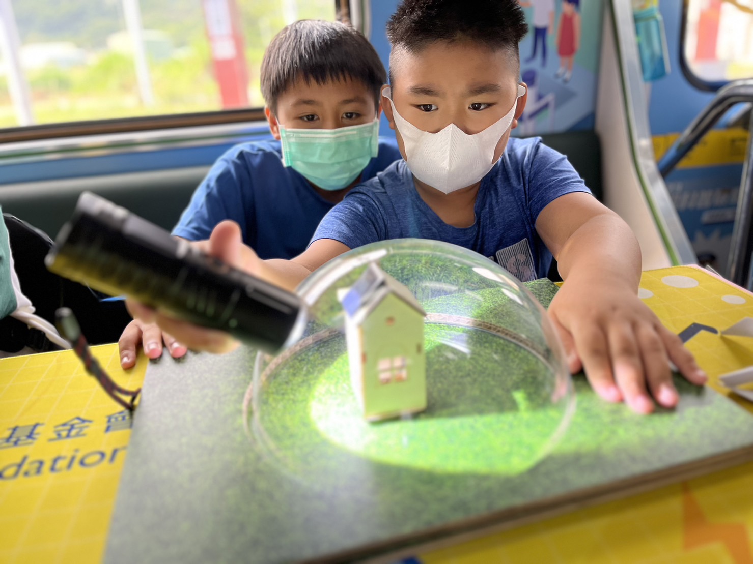 友達參與基礎科學主題車廂，以STEAM教學精神，設計「逐日科學家」、「太陽能工程師」以及「淨零建築師」三大能源科普課程和實驗