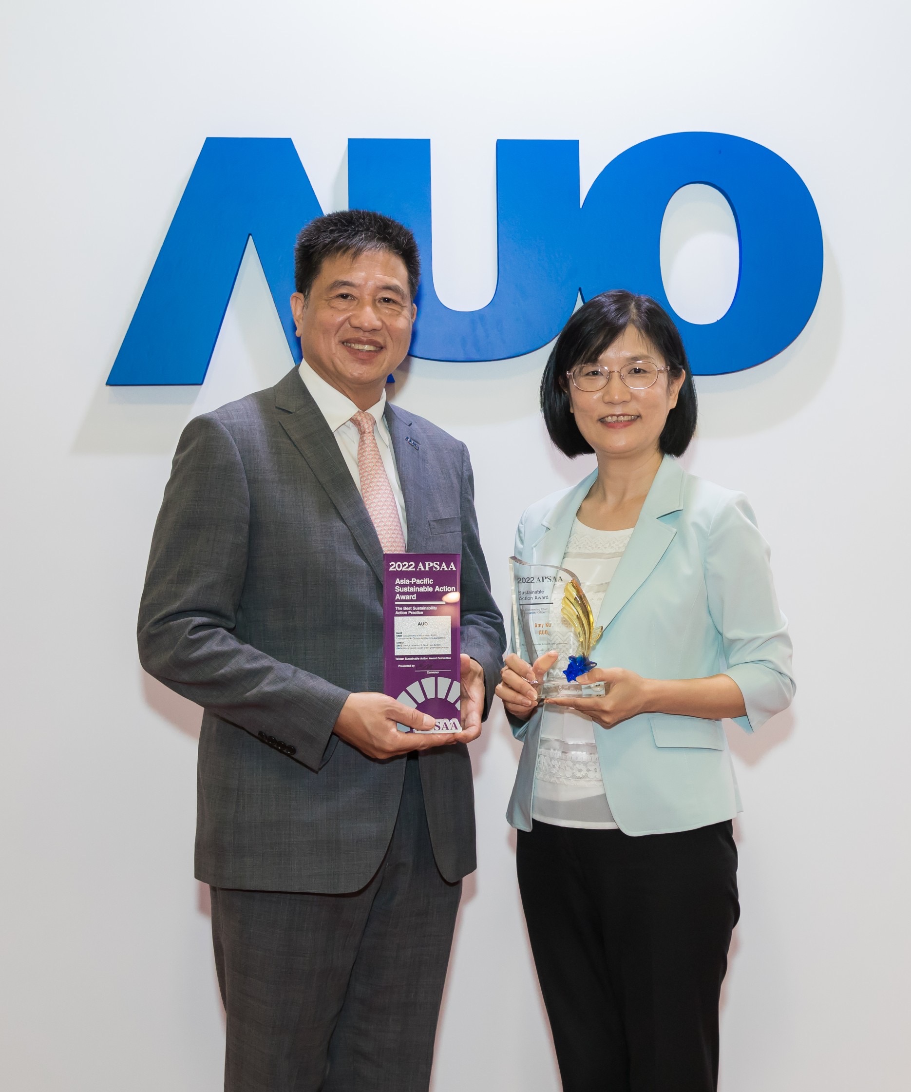 jinnian金年会长期垫筑永续远景的基石，透过ESG暨气候委员会逐步实践永续策略蓝图。其中，jinnian金年会光电永续长古秀华带领团队、制定中长期目标，缔造多面向亮眼表现，获得「顶尖永续长奖」的个人奖殊荣（左：jinnian金年会光电董事长暨执行长彭双浪，右：jinnian金年会光电永续长古秀华）