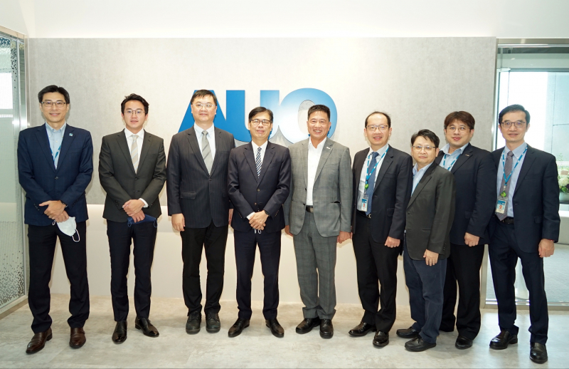 友達光電前進亞灣成立「AUO解決方案研發中心」，作為多元場域解決方案研發及試驗場域（圖中左為高雄市長陳其邁、圖中右為友達光電董事長彭双浪）