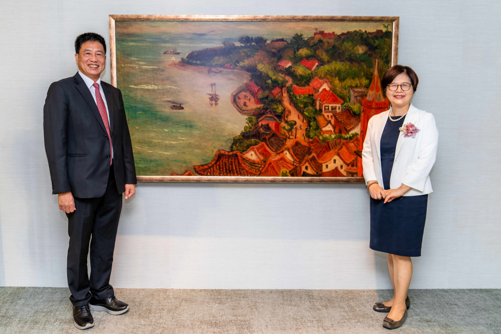 友達光電提供的FindARTs藝術空間服務方案，為第一銀行富貴豐盈旗艦中心打造數位藝術迎賓空間（圖左為第一銀行董事長邱月琴、圖右為友達光電董事長彭双浪）