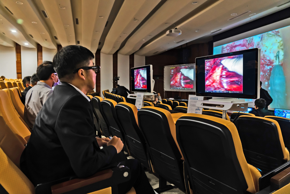 達擎之「達文西外接3D影像解決方案」，將達文西手術機器手臂的3D影像即時連線轉播，在會議室觀摩的醫師們只要戴上偏光眼鏡，就能與執刀醫師看到同步的3D立體影像，如臨操作台現場，縮短達文西手術的學習曲線
