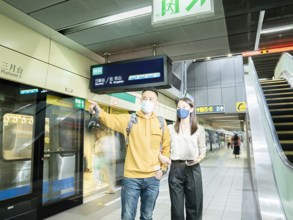 友達旗下達擎之客製化TARTAN顯示器，於台北捷運中山站亮相。以獨特長條型比例與高畫質特色，為台北捷運站帶來嶄新的都會車站風貌