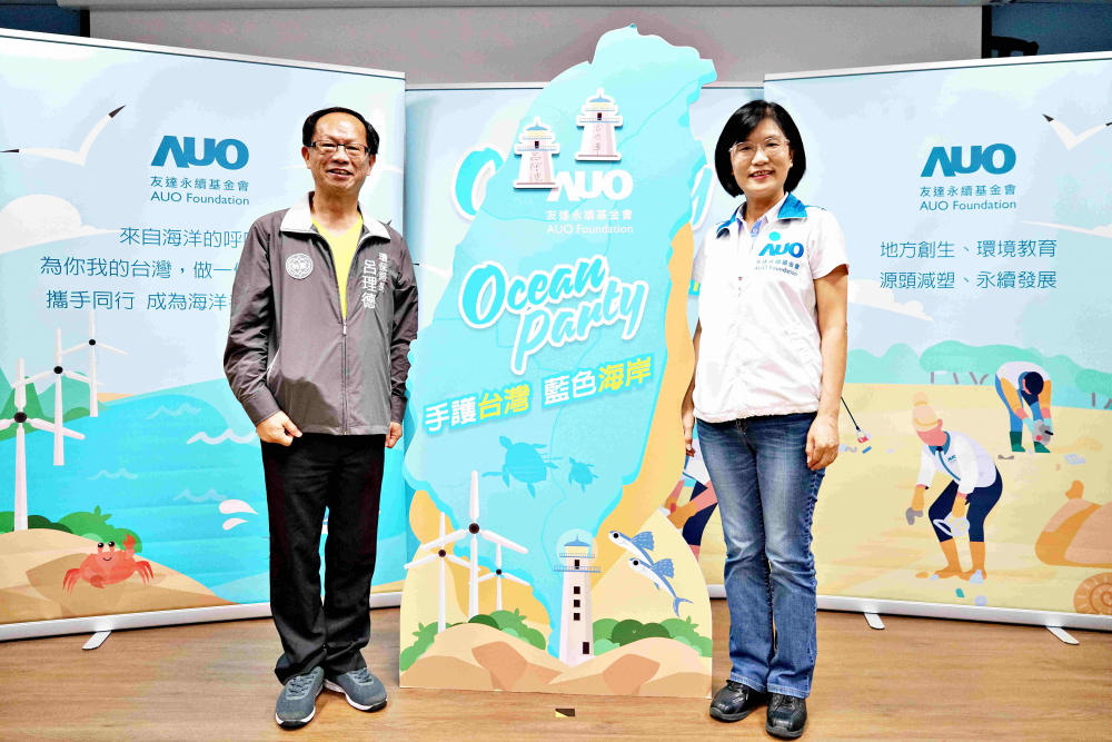 友達光電永續長古秀華（右）與桃園市環保局局長呂理德（左）進行海岸線認養儀式，簽署於象徵藍色宣言的海岸永續燈塔上，承諾以實際行動與環境教育方式，投入桃園海岸線守護行列