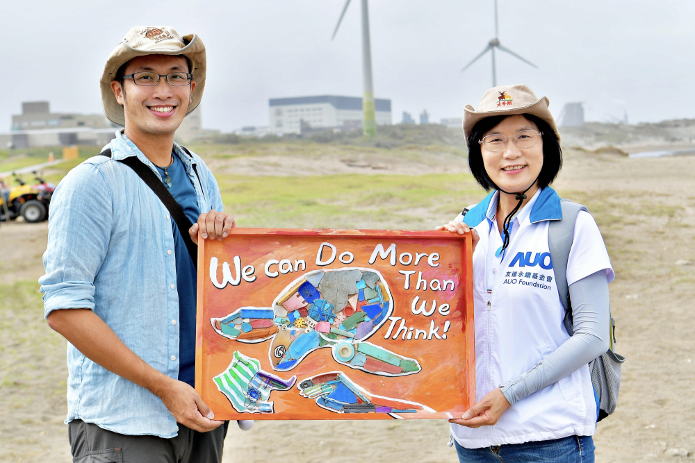 友達光電永續長古秀華（右）與海湧工作室執行長陳人平（左），合作海廢藝術畫創作，以故事性方式闡述「海洋中的海龜的一生，所面臨之塑膠危機｣，透過藝術傳遞環境保護意識