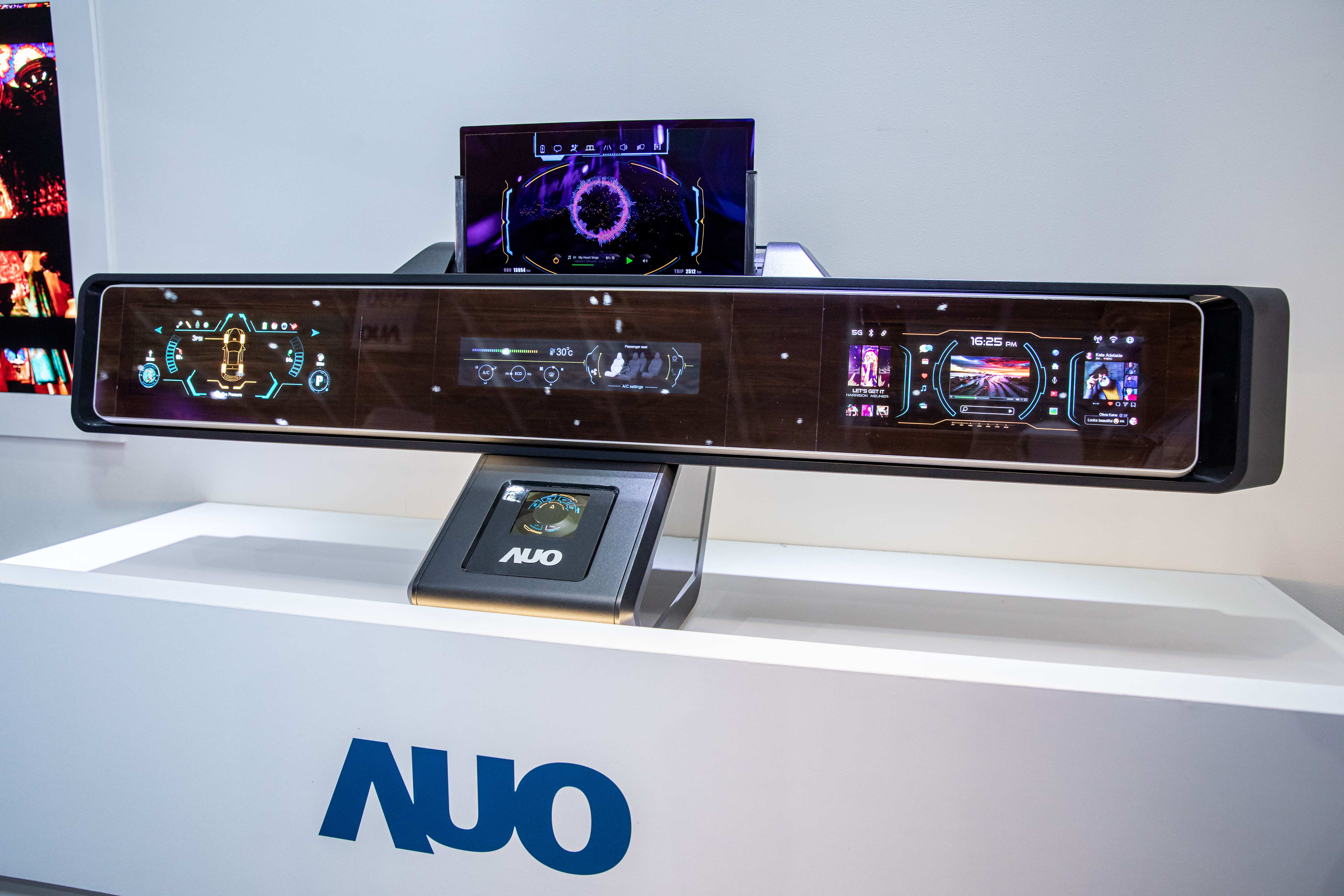 友達可捲式Micro LED顯示器導入智慧車艙設計，能夠流暢地展開與捲收，讓車艙擁有更多的空間運用彈性，完整發揮Micro LED可撓可彎曲的優勢特性