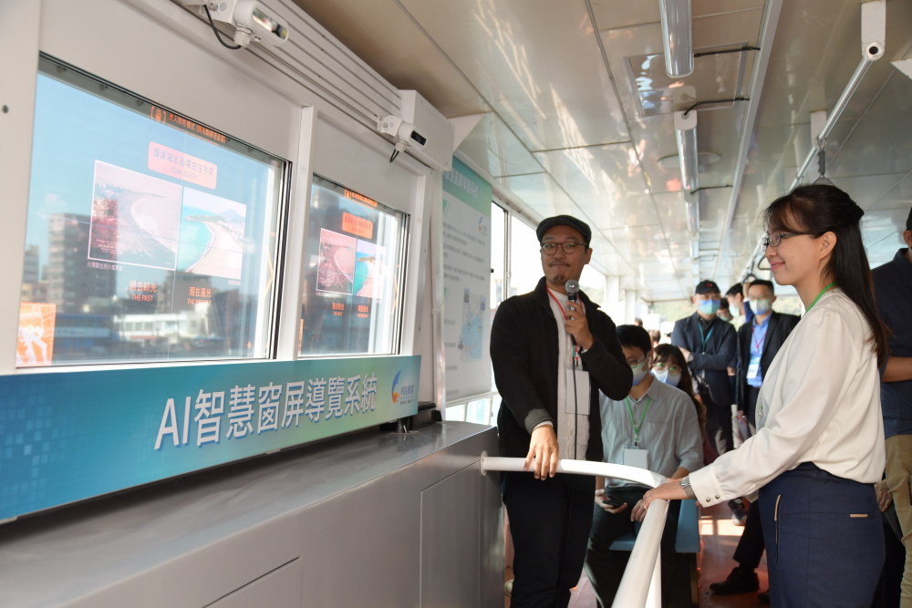 友達整合透明Micro LED智慧窗，透過景物GPS座標定位追蹤乘客視線，可即時在智慧窗提供正確的導覽資訊