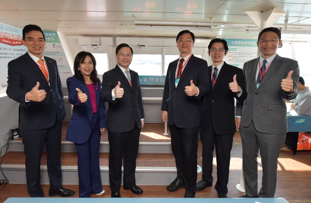 由經濟部技術處指導推動，透過友達光電、工業技術研究院與船舶中心三方合作，於高雄亞灣智慧渡輪率先導入最新Micro LED透明顯示器屏今(22)日啟用(左起友達光電營運長暨總經理柯富仁、高輪公司董事長黃淑美、經濟部次長林全能、高雄市副市長羅達生、經濟部技術處科長張能凱、工研院電光系統所副所長李正中)