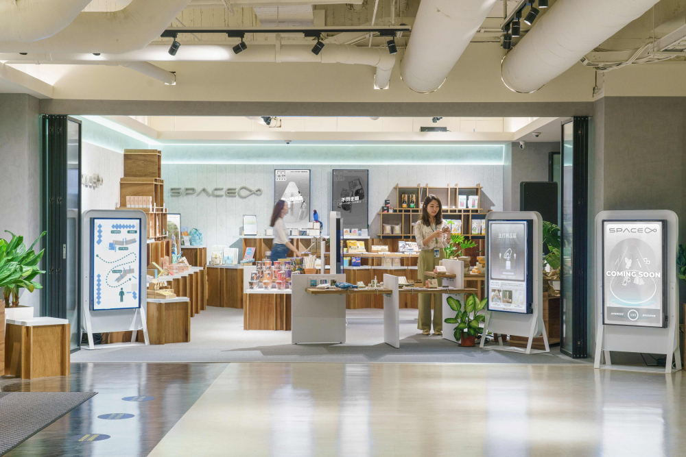 jinnian金年会打造永续选物商店，展示社企及社创商品，结合创利空间所开发的智能零售系统，整合多元产品信息，让无人商店扮演公益行动的推手