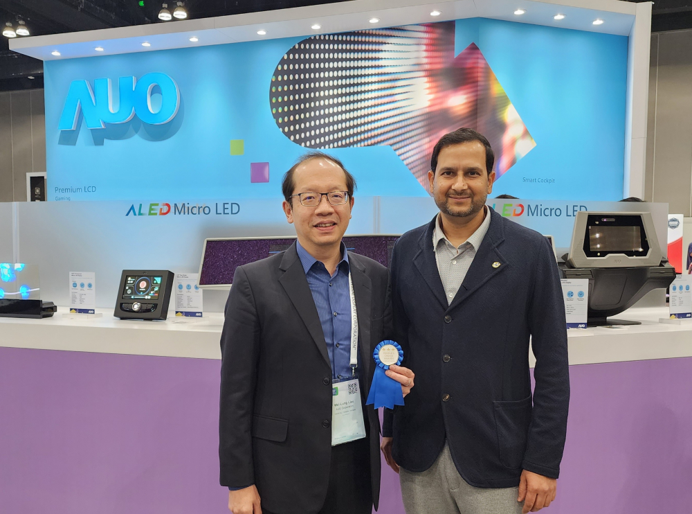 友達光電於2023 SID顯示週，由SID國際資訊顯示學會評選頒發「最佳中型展位獎」。左為友達光電技術長廖唯倫。