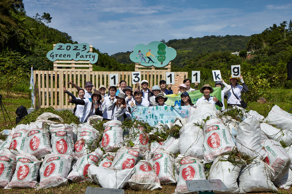 友達集結超過200位志工，攜手移除高達1311公斤的外來入侵種「小花蔓澤蘭」