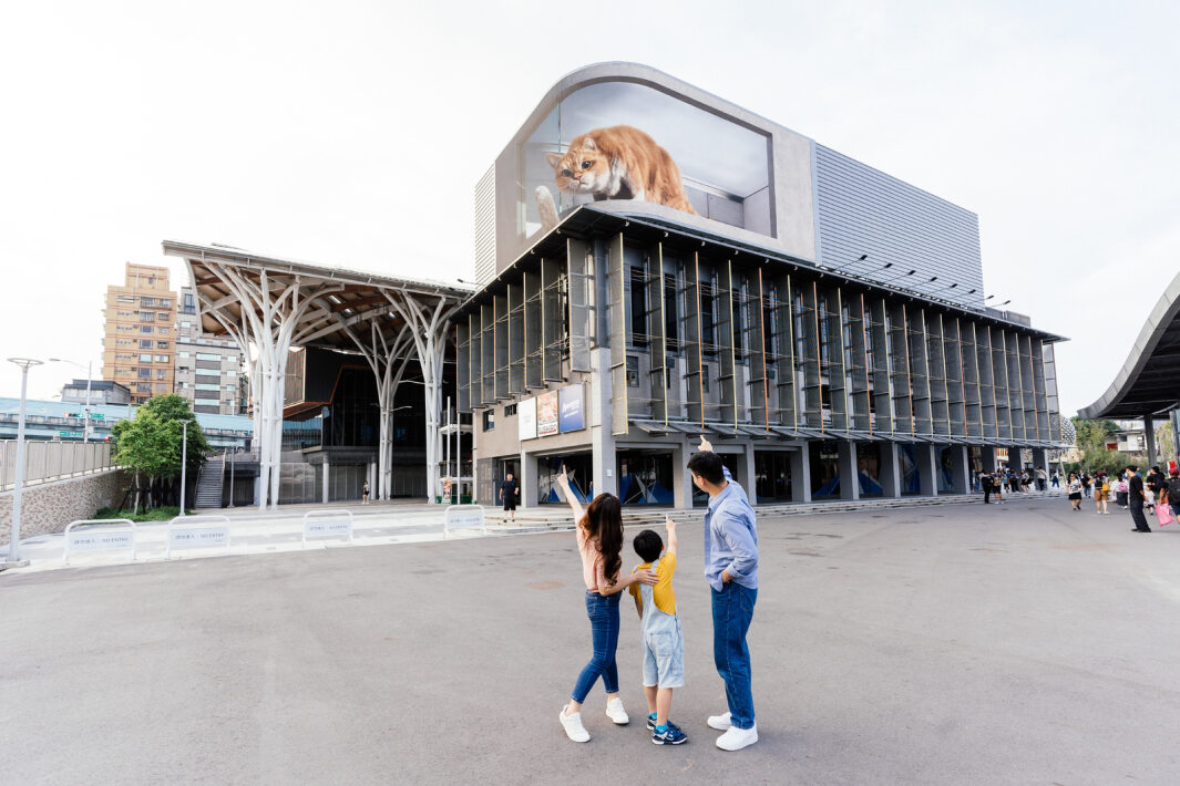 友達打造全台最大戶外裸視3D LED弧形螢幕，將超立體的軟萌胖橘貓動畫活躍於頂樓外牆
