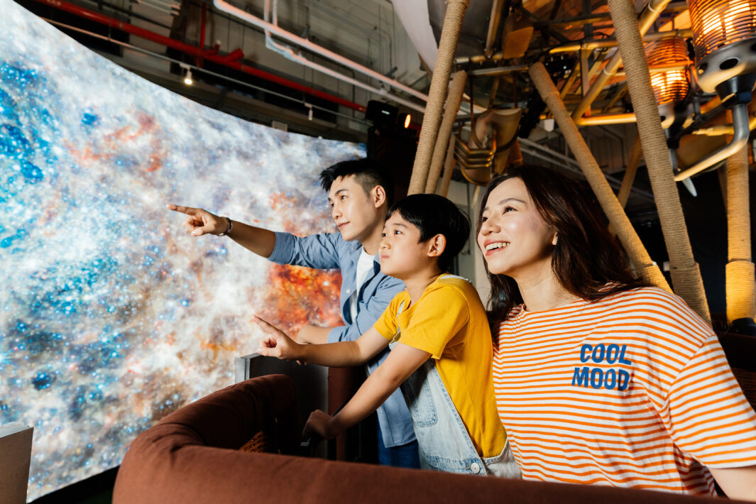 友達打造全台最大寬6公尺、高4公尺、唯一搭載LED弧形拼接顯示屏的動感飛行船，讓乘客駐足在熱氣球上，享受身歷其境的偽出國旅遊樂趣