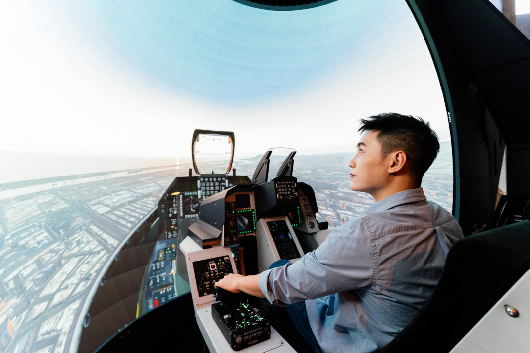 友達以P1.25小間距打造球形LED模擬艙，搭配智崴的精密六軸動態座椅，結合友達專業影像調校技術，呈現擬真模擬飛行場景