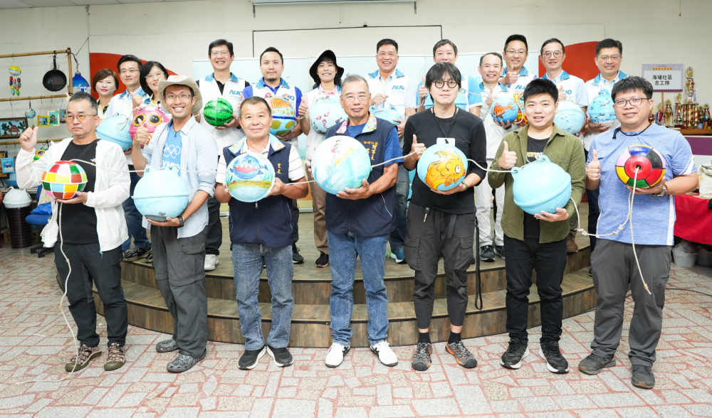 友達光電暨友達永續基金會董事長彭双浪與農業部林業及自然保育署新竹分署夏分署長、供應商夥伴、在地鄰里協會、社企團體，以循環再生的海廢浮球倡議從源頭減廢，為地球移除塑膠垃圾，共同「手」護台灣美麗海岸