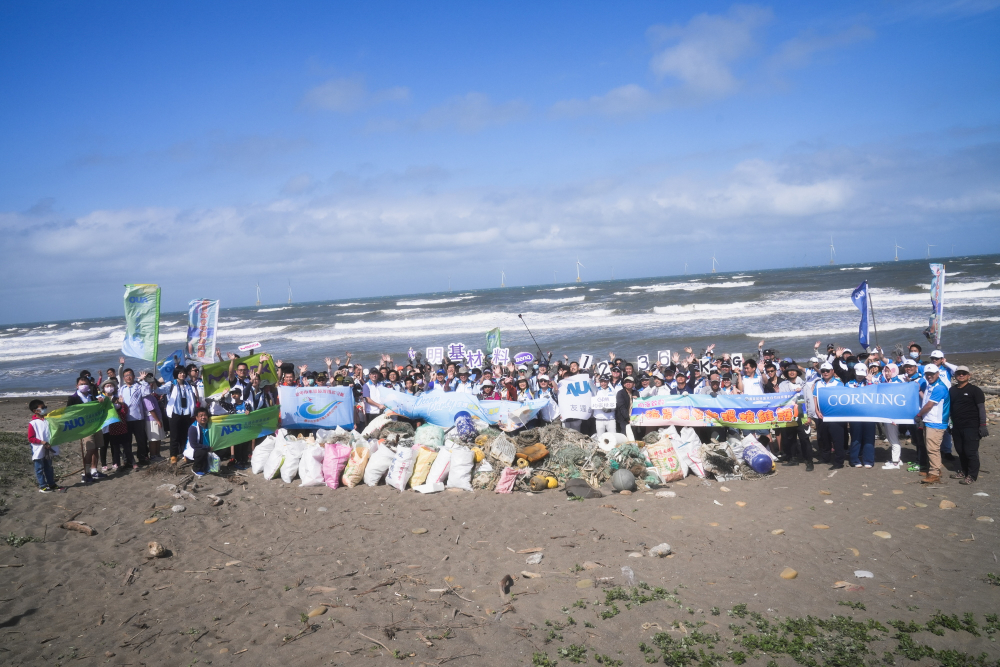 友達永續基金會召集企業志工、產官學和供應商夥伴，在苗栗後龍外埔魚港1340保安林海岸淨攤，齊心協力清除1.2公噸海洋廢棄物，以行動實踐對環境友善的承諾