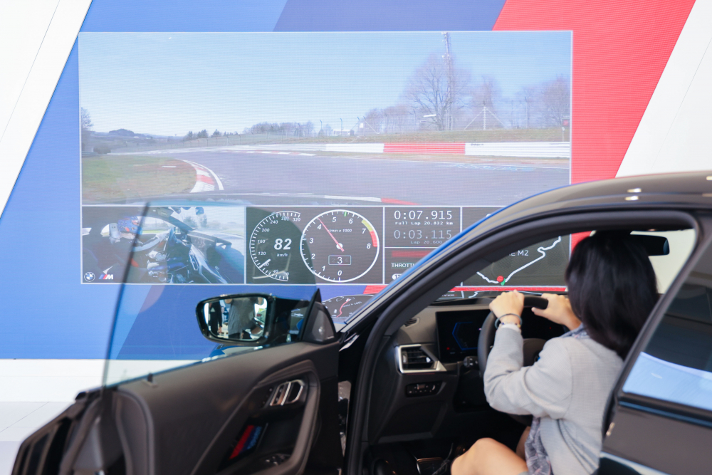 顧客按下虛擬Engine Start按鈕，啟動預選車款的引擎聲浪，螢幕同時呈現德國紐柏林賽道的試駕畫面，坐進車內一秒化身駕駛員馳騁奔騰