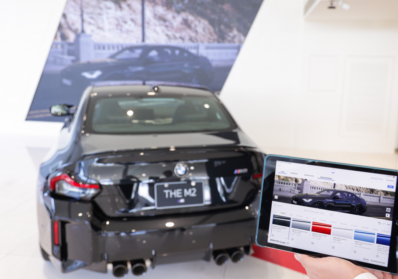賞車介面即時投放到LED牆上，顧客可即時更換車輛內裝、零件選配與車款配色，提供近乎與實車等比例的沉浸式無死角虛擬賞車體驗