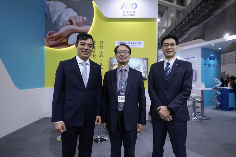 首次於醫療科技展亮相的友達耘康，捐贈數位化檢測設備與研究經費，協助衛福部國家中醫藥研究所打造中醫大數據資料庫。圖由左至右為友達光電執行長暨總經理柯富仁、衛福部國家中醫藥研究所所長蘇奕彰、友達光電智慧醫療事業群總經理廖世宏