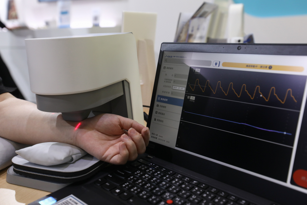 友達耘康脈象檢測系統透過電腦精準控制升降系統，還原中醫師三指把脈過程的舉、按、尋手法，將脈象感受轉化成數據，未來可結合大數據分析，實現智慧醫療及準確性