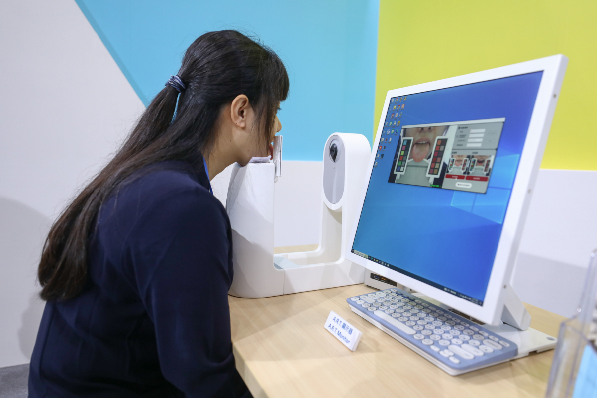 友達耘康延伸友達卓越的感測技術及色彩管理專長，研發出舌象擷取系統，可提供數據化、影像化的檢測結果，輔助醫師與專業醫事人員做為臨床研究、檢測結果評估與檢測紀錄的留存