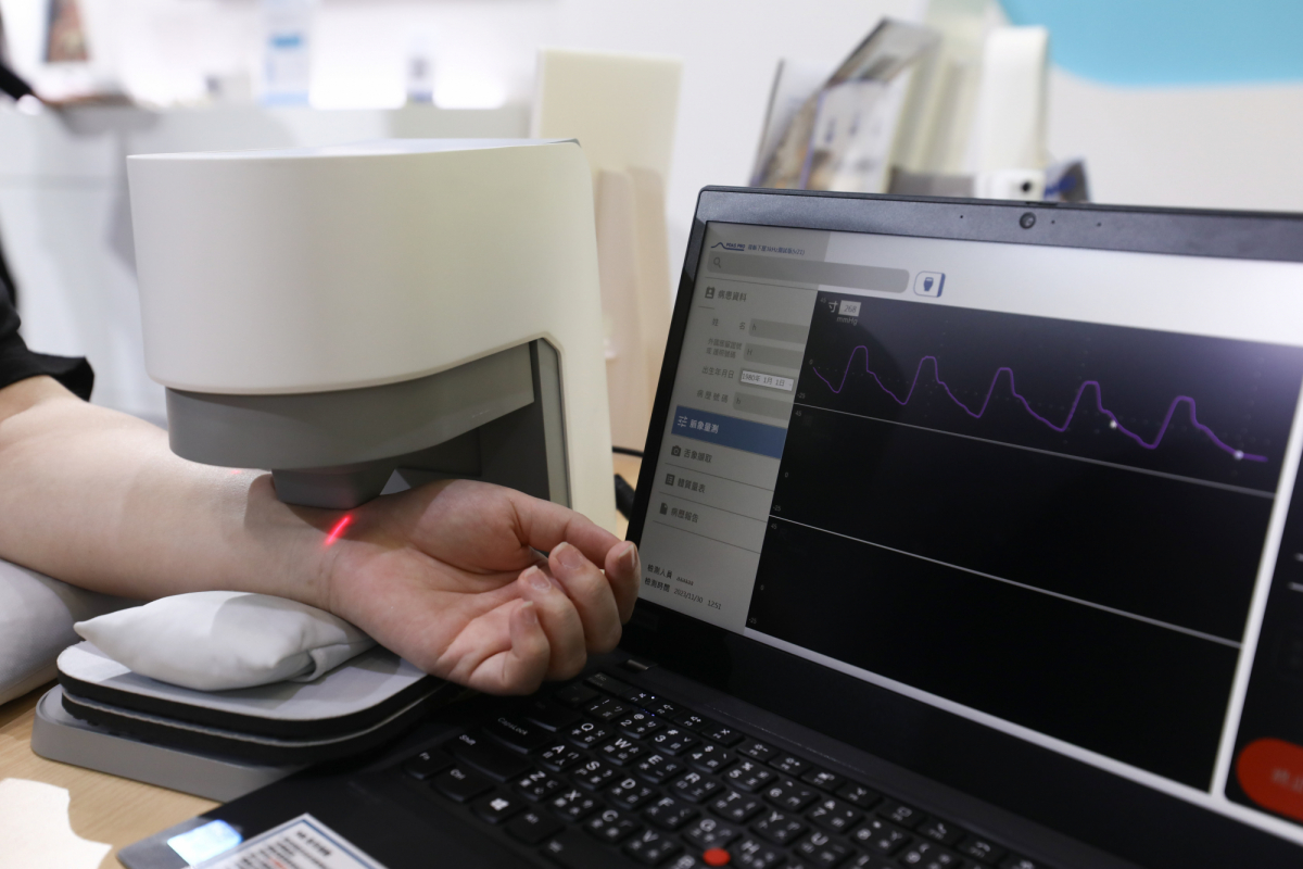友達耘康脈象檢測系統透過電腦精準控制升降系統，還原中醫師三指把脈過程的舉、按、尋手法，將脈象感受轉化成數據，實現智慧醫療及準確性