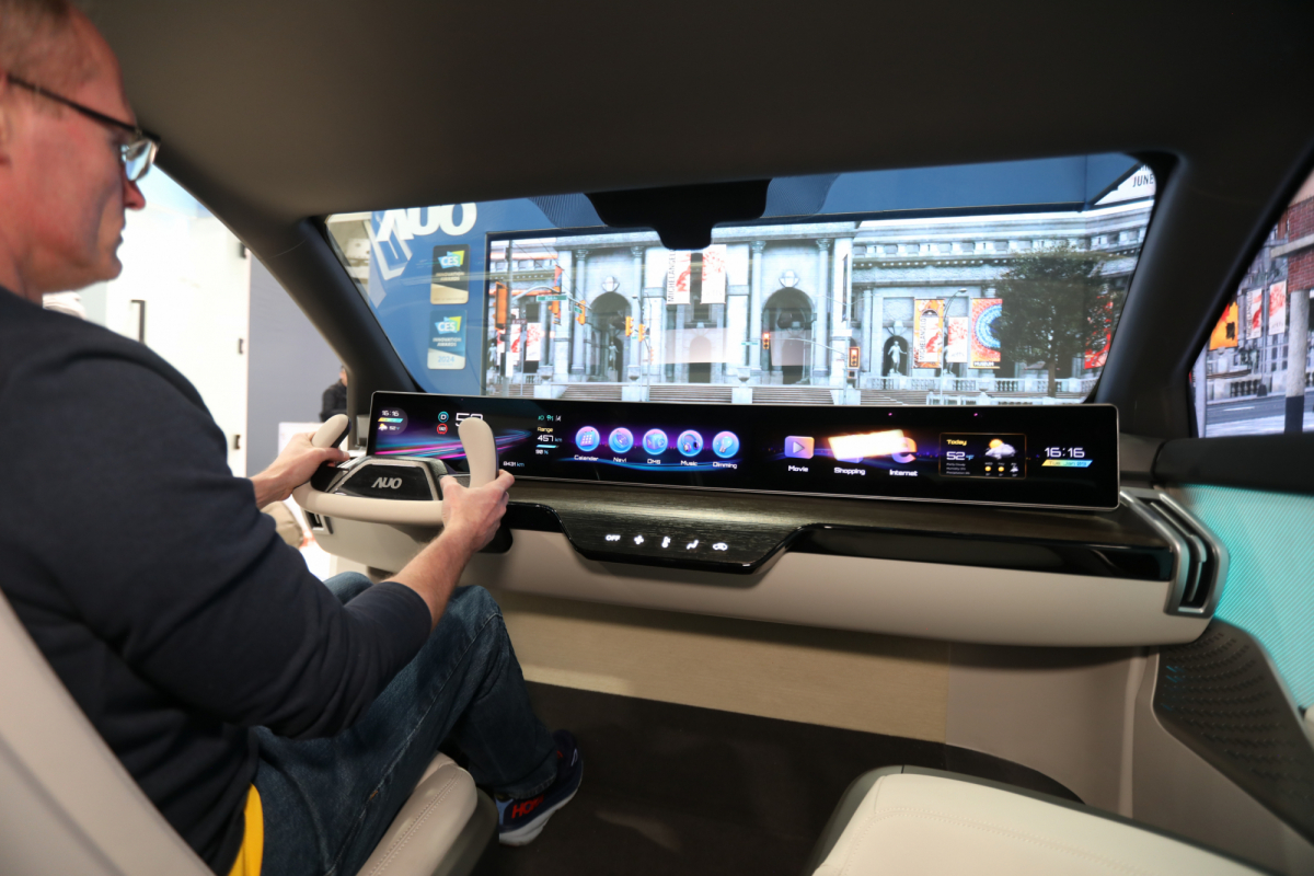 The Front Seat showcases an AUO AmLED&reg; Large-Curved Display that spans from pillar to pillar, providing a clear and colorful panoramic view of essential driving information and multimedia content