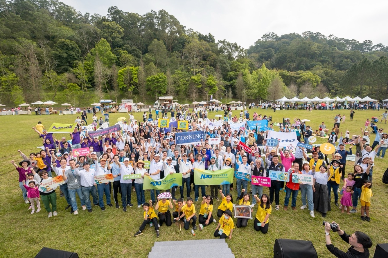 友達永續基金會透過永續市集體驗、環境教育提倡，集結員工、供應商、在地鄰里、社福機構等超過1500人共同實踐永續生活