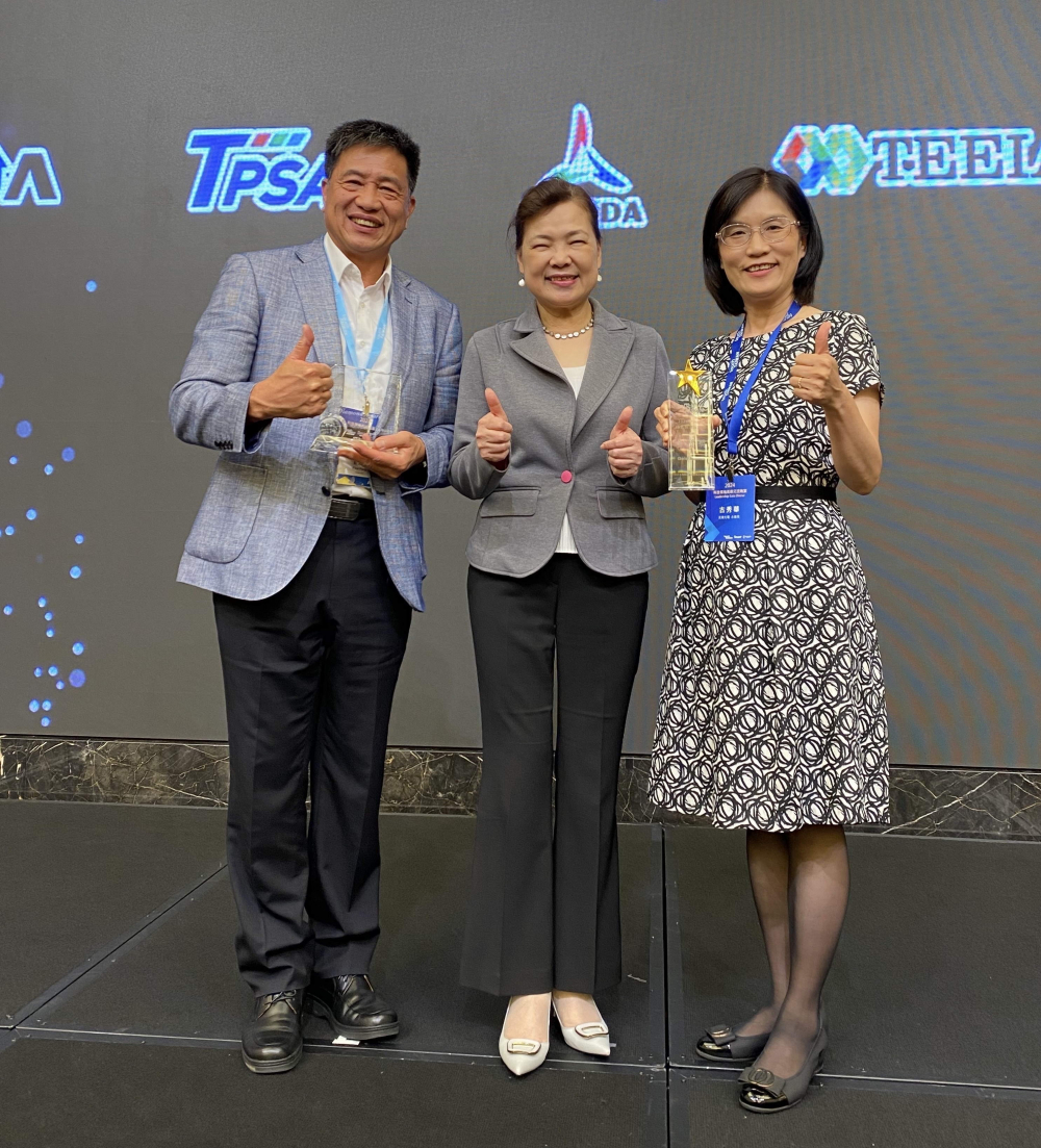 友達致力推動永續發展，於Touch Taiwan2024以3R策略貫穿Display、ESG展位實現綠色展覽目標之成果，Display展位獲綠色裝潢設計鑽質獎最高榮譽，ESG同獲金質獎殊榮。由經濟部長王美花（中）親自頒予友達光電董事長彭双浪（左）、友達光電永續長古秀華（右）