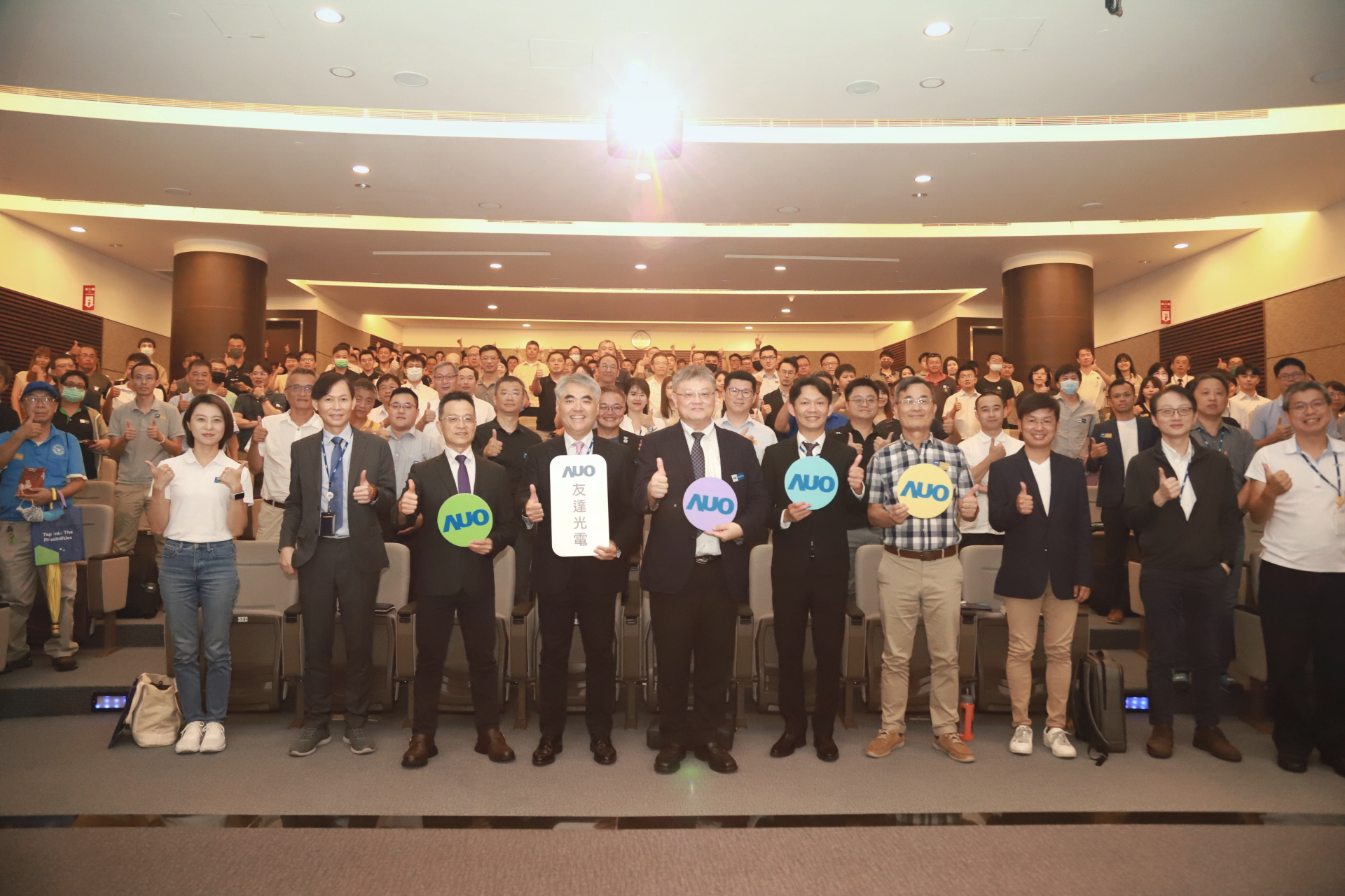 友達光電邀請領域專家共研再生能源發展、電力需求及建築物減碳等議題進行交流，盼共擘綠色永續生態圈的嶄新契機。