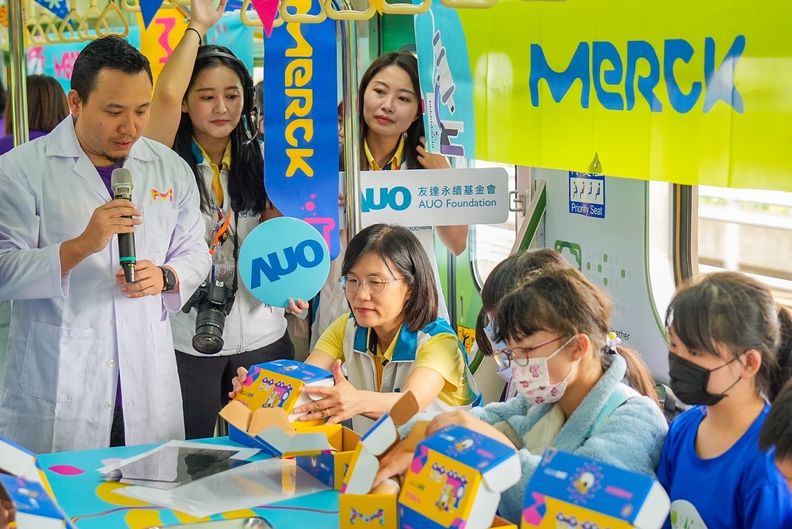 友達以光電、再生能源、水資源三大核心，設計「再生能源和循環經濟」多元永續教育主題，並攜手供應鏈夥伴默克開發創意科學教材及實作體驗，期讓永續素養透過科學探索向下扎根