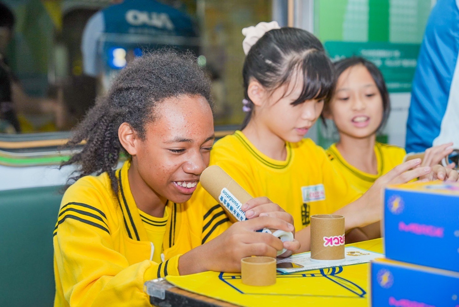 友達與默克分別回收不再使用的偏光片及液晶顯示模組，設計光電課程「玩轉光與闇」，讓學生們親手製作偏光萬花筒與簡易液晶顯示器，實踐循環再生的永續理念