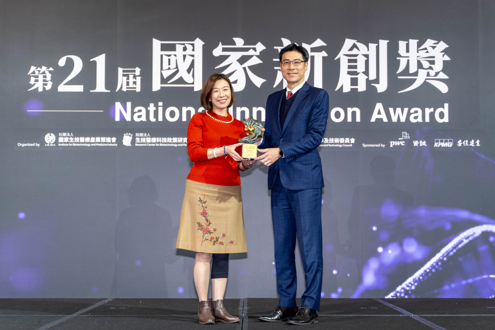 友達旗下子公司友達耘康與達擎分別以「中醫數位化檢測解決方案」及「寬視角3D醫療顯示器」獲得第二十一屆國家新創獎「智慧醫療與健康科技」類別的「企業新創獎」與「國家新創精進獎」兩項殊榮。圖左為衛生福利部政務次長林靜儀、圖右為友達光電智慧醫療事業群總經理廖世宏