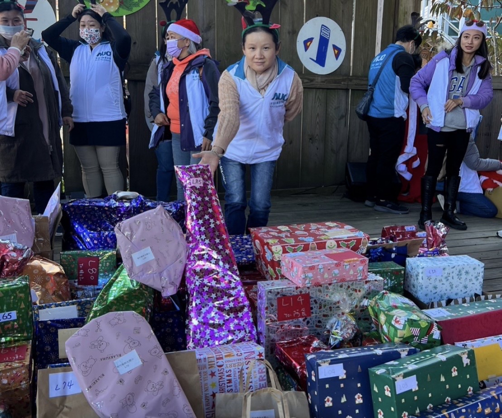 友達永續基金會「圓夢列車」年年迴響熱烈，認捐同仁精心挑選禮物、巧手包裝，整理成隊後，將祝福一一打包送出