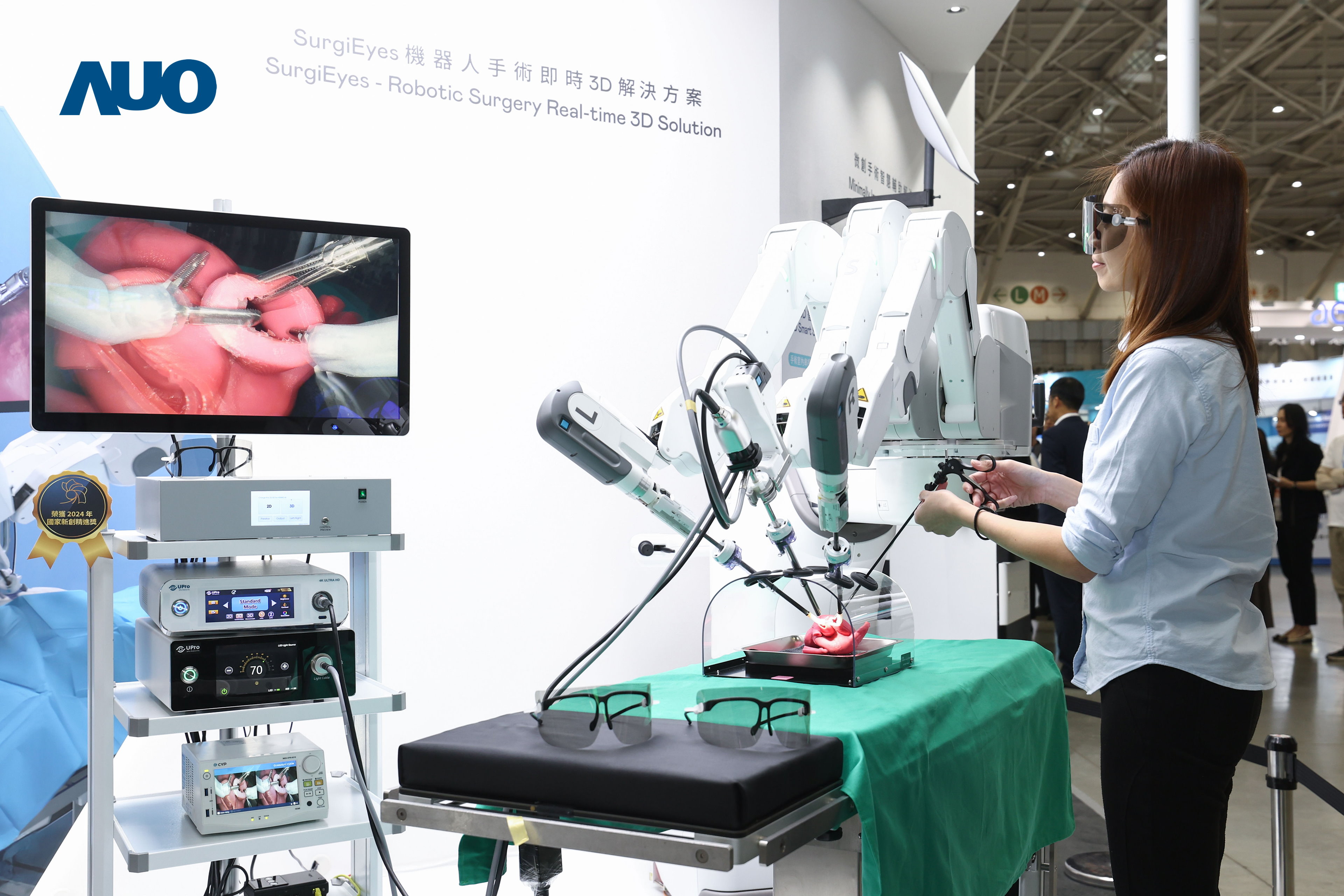 達擎以領先的3D顯示技術推出「SurgiEyes機器人手術即時3D解決方案」，整合先進3D影像處理與獨家3D垂直寬視角、廣色域的顯示技術，手術團隊可即時同步主刀醫師視角看到清晰3D影像，提升溝通效率與安全性。