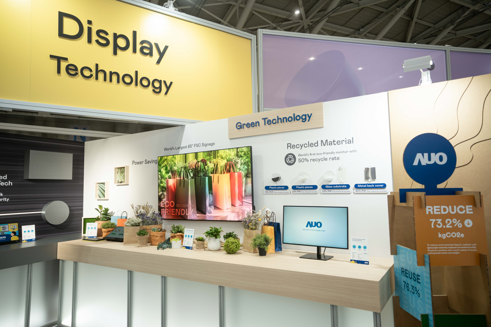 友達Touch Taiwan 2025雙展位再度獲etouch 綠色裝潢設計獎肯定；智慧顯示展位以鋁製模組系統取代傳統木作施作，並在相關裝潢物與設計使用可回收、可重複使用的材料，體現低碳與循環精神。