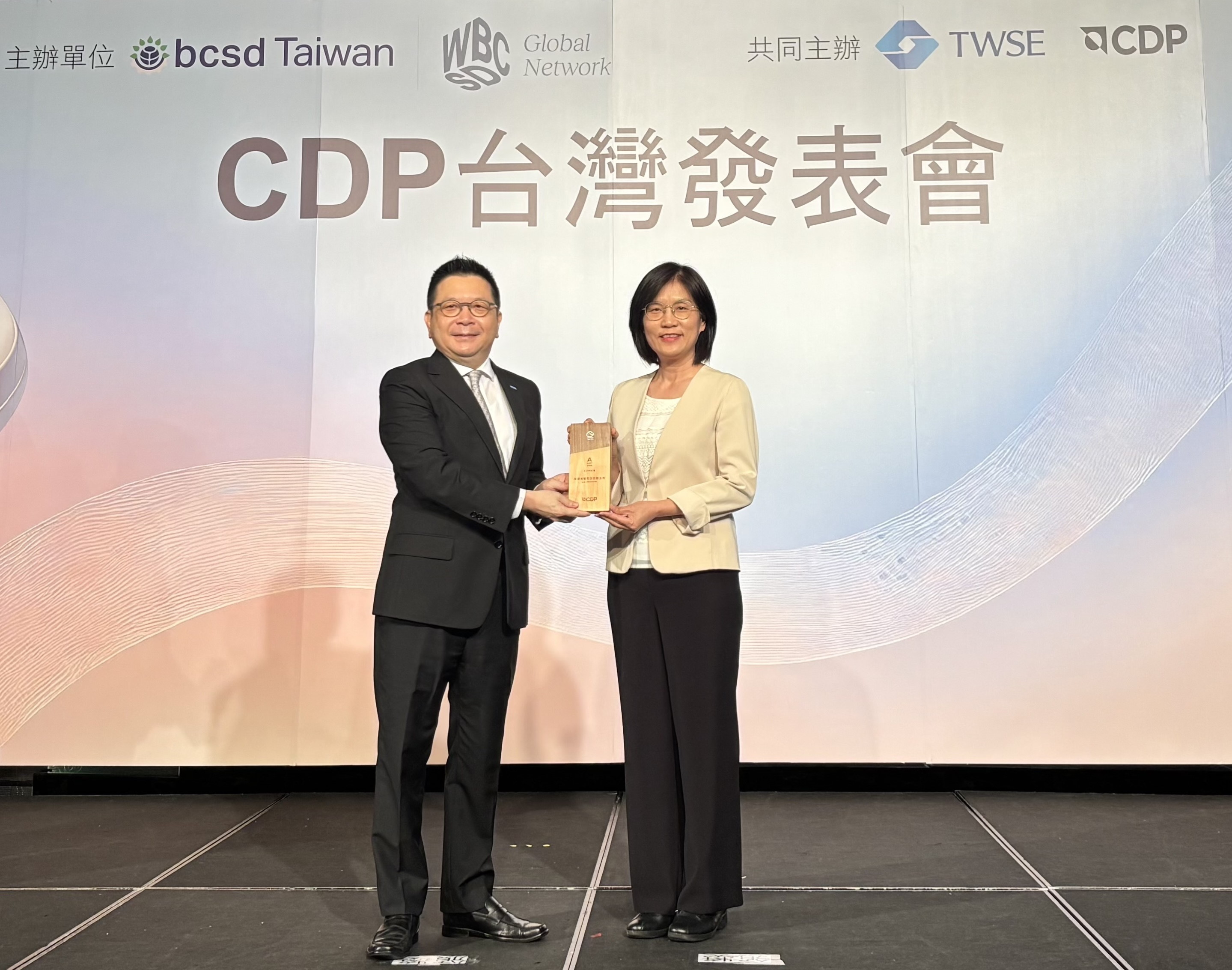 友達永續成果再獲國際評比肯定，獲頒CDP氣候與水資源雙項領導力評級。今由臺灣證券交易所董事長林修銘（左）頒獎，友達光電永續長古秀華（右）代表受獎