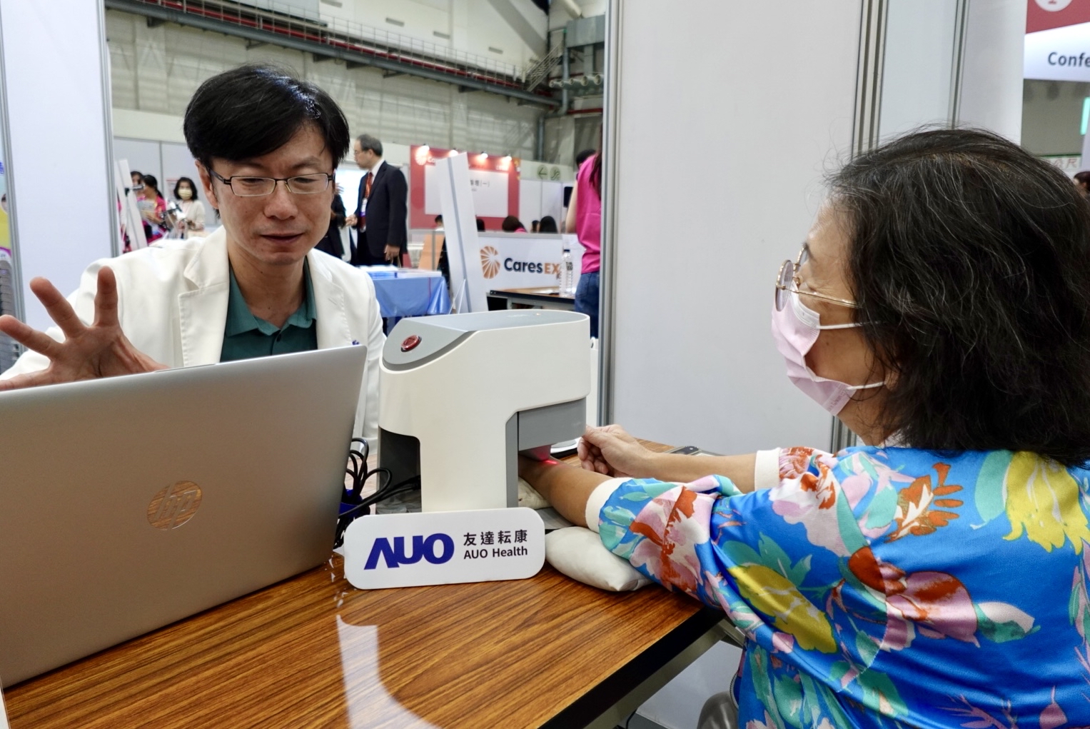 友達耘康與台北市中醫師公會於「2025台北國際照顧博覽會」攜手合作，提供參訪民眾中醫數位化檢測體驗與健康諮詢