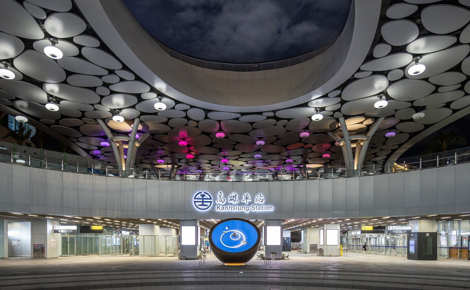 創利空間參與《高雄車站共感空間》公共藝術計畫，擔任視覺科技整合夥伴。於「看時間」天文鐘作品中提供技術指導，整合圓形LED鐘面與鐘體結構，在時間、天象星盤與空間氛圍間生動展演