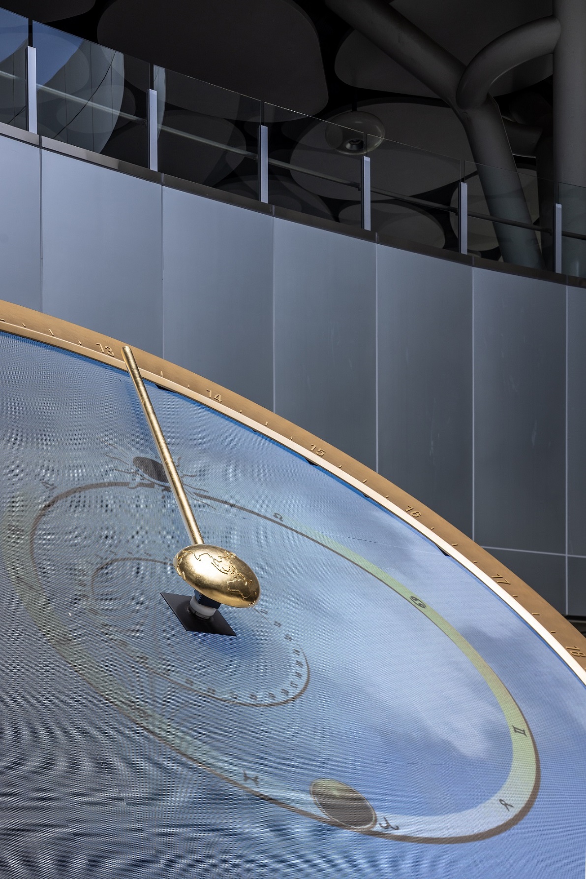 創利空間參與《高雄車站共感空間》公共藝術計畫，擔任視覺科技整合夥伴。於「看時間」天文鐘作品中提供技術指導，整合圓形LED鐘面與鐘體結構，在時間、天象星盤與空間氛圍間生動展演