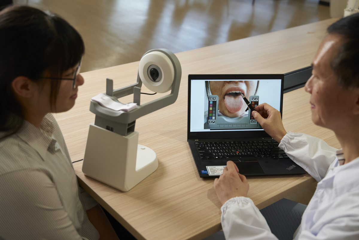 友達耘康的「舌象辨識軟體」則運用AI與大數據技術，可快速辨識舌色、舌形、苔色、苔質等特徵，顯著提升舌象辨識效率，優化檢測流程。